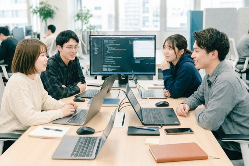 株式会社フィルアップ　六本木　採用情報　私たちが大切にしているのは、「チームの力」です。     私たちは、特別な才能や突出したスキルだけを求めているわけではありません。仲間と協力しながら学び続け、少しずつでも成長していこうとする姿勢を大切にしています。  チームの中で自分の役割を果たしながら、仲間と共に成長していきたい。そんな思いを持った方と、ぜひ一緒に働きたいと考えています。  ひとつひとつの未来を、ICTでカタチに。  その未来を、チームの力で一緒につくっていきましょう。